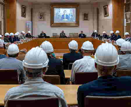 Conseil Municipal de Rozay-en-Brie avec casque de chantier